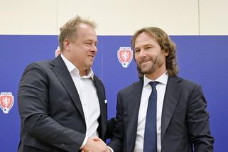 Tvrdá obžaloba Nedvěda a spol. Španělská cesta přitom vede k překvapivému jménu kouče